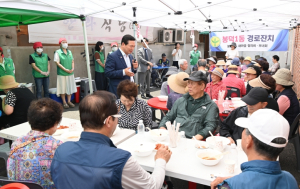 대구 남구 봉덕1동 새마을협의회·새마을부녀회  어르신들에게 국수 대접
