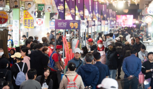 구미시 외지인도 반한 `낭만이 깊어가는 구미야시장`, 20만 명 발길 이끌어
