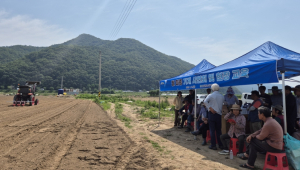 군위군, 팥 기계화를 위한 트랙터 부착형 파종기 시연회 개최