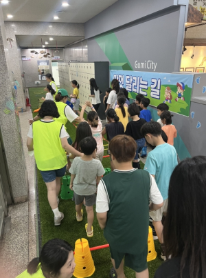 도서관에서 달리는 아이들…책과 놀이, 달리기로 하나되다