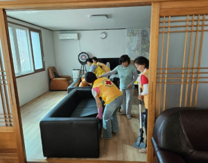 영주시 휴천2동 적십자봉사회, 관내 경로당 청소 봉사 활동 진행
