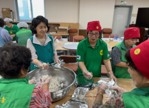 군위군 새마을부녀회,‘군민화합한마당’에 사랑의 주먹밥 선물