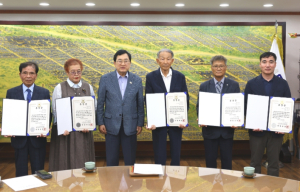 70여 년 만의 명예 회복… 경주시, 참전용사 무공훈장 유족에 전수
