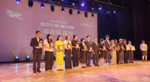 봉화로 이주한 베트남 출신 도옥 루이엔 교수, 세계 인구의 날 도지사 표창 수상