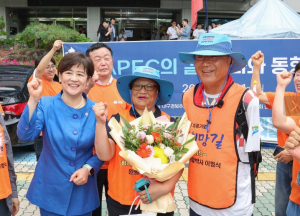왼발박사 이범식교수, APEC 성공 염원 광주-경주 400km 도보 종주 중 대구시교육청 방문