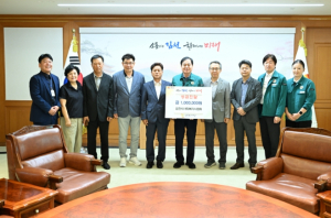 김천시사회복지사협회, 김천복지재단에 성금 100만 원 기탁