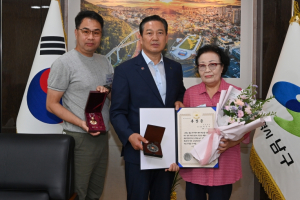 대한민국을 지켜낸 영웅의 헌신, 75년 만에 가족의 품으로~대구 남구, 6.25 참전용사 유족에 화랑무공훈장 전수