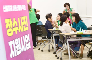 청송군, 산불 피해 어르신 400명 ‘장수사진 무료 촬영’