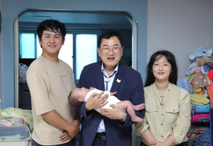 주낙영 경주시장, 충효동 여섯째 출산 가정 방문…다자녀 양육 응원