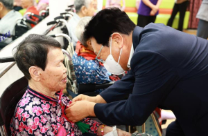 울진군 공무원, 추석 맞아 요양원 어르신께 ‘행운의 네잎클로버’로 따뜻한 마음 전해