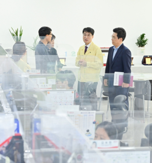 김정기 대구시장 권한대행, 국자원 행정정보시스템 화재 관련 중구 민원실, 대구통합전산센터 현장 점검