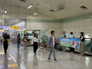 경산시 탄소중립 서포터즈, 출근길 시민과 함께 ‘지하철역 피켓 홍보 캠페인’ 전개