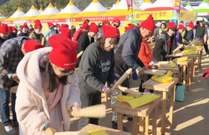 청송군 전국에서 몰려든 관광객들로 북적… 제19회 청송사과축제 열기‘후끈’