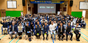 ‘큰별쌤’ 최태성, 울릉중 학생들과 만났다