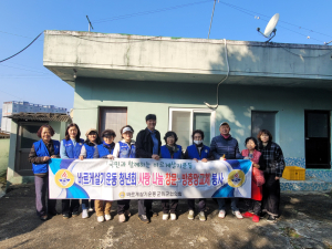 군위군 바르게살기운동 청년회, 취약계층 가정에 ‘사랑의 방충망 교체’ 봉사