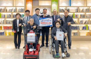 나눔으로 상(賞) 받은 날, 또 기부 실천한 기업인‘화제’ 제이앤에스 김병수 대표, 칠곡군 장애인 이동 안전 위해 500만 원 상당 물품 전달