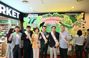 “베트남 입맛에 착! 김천포도, K-Market에서 달콤한 상륙”