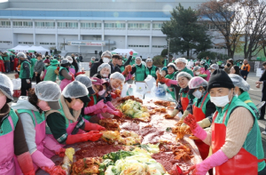 포항시새마을회, ‘사랑의 김장 담그기·나눔 행사’ 행사로 온정 전해