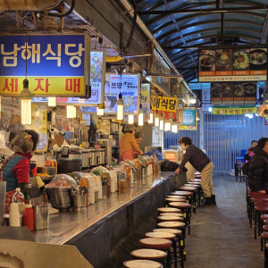 [르포]남대문시장 칼국수 골목, 아시아 관광객이 먼저 알아본 ‘서울의 맛’