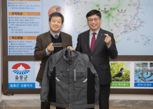 울릉농협, 이웃사랑 성금·방한복 기탁