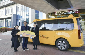문경시, `다함께돌봄센터 1호점`에 어린이 보호차량 전달