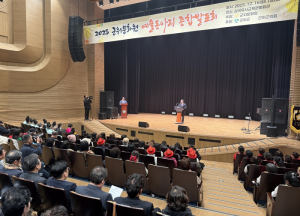 예술로 빛나는 군위의 연말, 전시와 무대로 한 해를 채우다