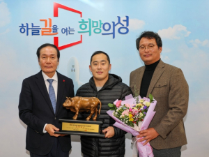 의성군청씨름단 윤필재, 문경오미자장사씨름대회 태백장사 등극