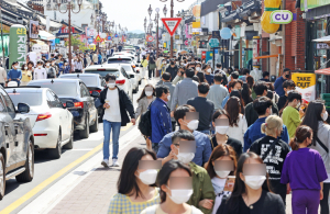 새해 첫날 경주 문무대왕릉 나들이객 ‘북적’