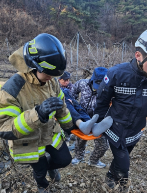 차량 전복 사고 현장에서 신속한 초기 대응으로 인명 구조한 의인들, 알고 보니 경산소방서 와촌남성의용소방대 소속 대원들