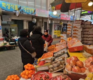 김천시 대곡동 통장협의회, 설 앞두고 전통시장 장보기 동참