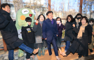 “겨울 칼바람 걱정마세요” 수성구, 온기 가득한 ‘사계절 맨발산책로’ 눈길