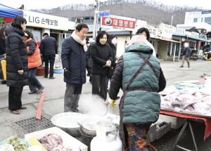 군위군의회, 설맞이 전통시장 장보기 행사…지역경제 활성화 동참
