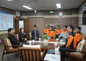 경산소방서, 설 명절 앞두고 조현일 경산시장 방문으로 직원 격려 받아