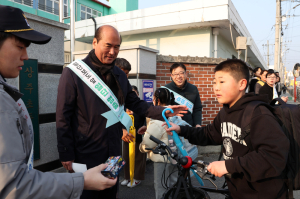 “횡단보도 앞, 멈춤이 아이를 살린다”…상주, 등굣길 안전 캠페인