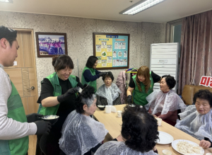 김천시 청년새마을연대, 경로당 봉사…염색·장수사진으로 ‘효 실천’