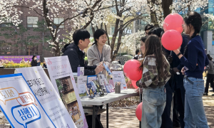 영진전문대 도서관, 벚꽃 속 ‘북피크닉’…캠퍼스에 봄 독서문화 확산