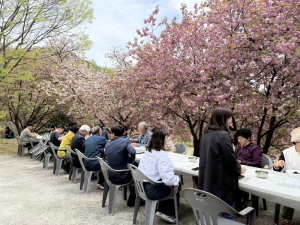 김천 하교사, 겹벚꽃축제 나눔공양 성료… 어르신 200명 초청
