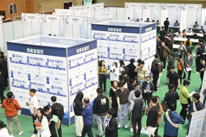 달성군, 취업박람회 ‘북적’… 구직자 900명 몰렸다