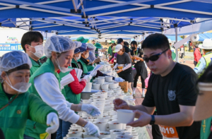 영주시새마을회, 소백산마라톤대회서 1만 명분 ‘사랑의 국수 나눔’ 펼쳐