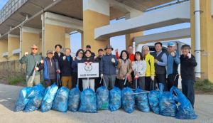 김천시 대신동 방위협의회, 철도 아랫길 환경정비 ‘구슬땀’