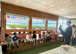 봉화군, 어린이 식습관 교육 체험 확대… 딸기 수확 프로그램 운영
