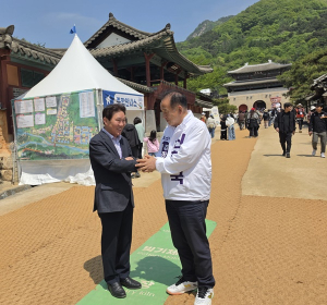 [포토뉴스] 신현국 문경시장 예비후보,  문경 찻사발축제장 찾아 지지 호소