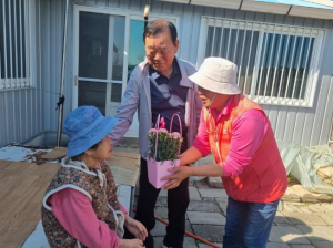 의성군, 어버이날 맞아 치매어르신에 ‘사랑의 꽃바구니’ 전달