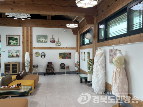 전통 한지에 스민 시간의 결…경주 황남동 행복 갤러리서 엄창희 작가 전