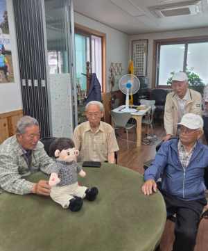 영양 입암면 경로당에 ‘똑똑한 손주’… AI 로봇 ‘효돌이’ 떴다