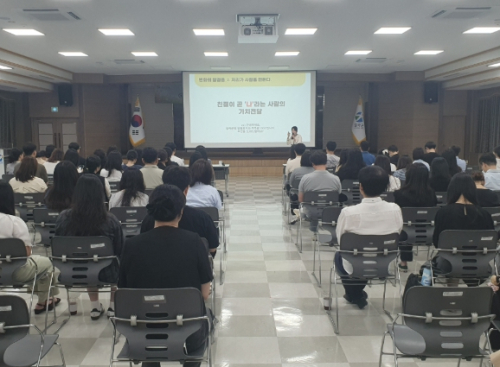 칠곡군, ‘공직자 민원응대 역량강화 교육’ 실시…“따뜻한 소통으로 행정 신뢰 높인다”