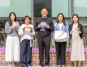 버려지던 참외, 친환경 가죽으로 부활…칠곡군 '비건 가죽' 국내 첫 상용화