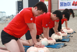 경주시, 해수욕장 '실전 같은 구조훈련'…피서철 안전망 촘촘히 구축