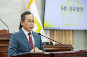울릉군의회 홍성근 의원, “명품 울릉의 골든타임, 군민과 상시 소통하는 열린 정책 기반 마련해야”