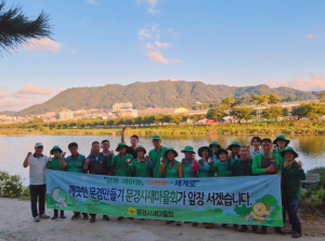 문경시새마을회, 꽃·나무 심고 가꾸기까지…지역 녹지관리 ‘구슬땀’